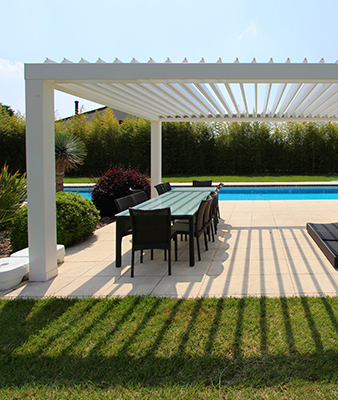 Pergola bioclimatique sur mesure à Namur dans le magasin Store-n1